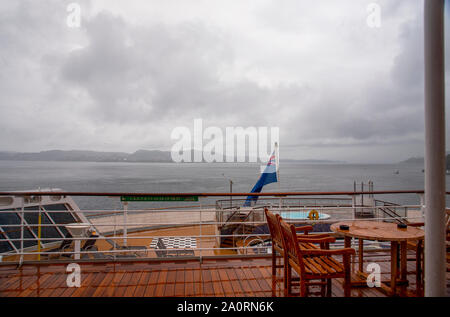 Queen Mary 2 im Hafen in einem verregneten Bergen, Norwegen Stockfoto