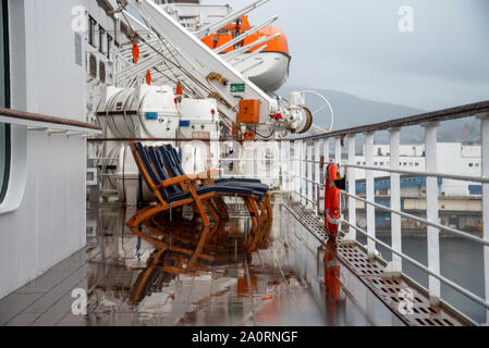 Queen Mary 2 im Hafen in einem verregneten Bergen, Norwegen Stockfoto