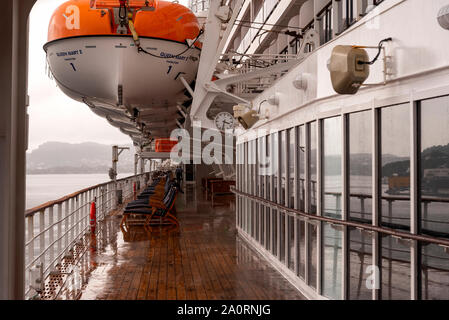 Queen Mary 2 im Hafen in einem verregneten Bergen, Norwegen Stockfoto