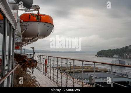 Queen Mary 2 im Hafen in einem verregneten Bergen, Norwegen Stockfoto