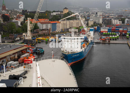 Queen Mary 2 im Hafen in einem verregneten Bergen, Norwegen Stockfoto