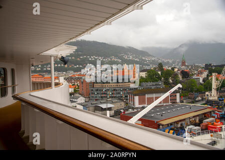 Queen Mary 2 im Hafen in einem verregneten Bergen, Norwegen Stockfoto