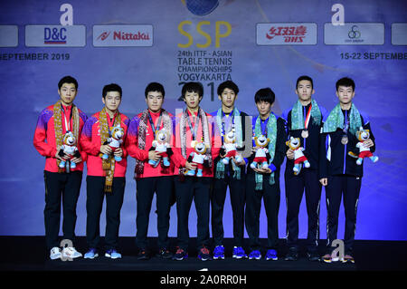 Yogyakarta, Indonesien. 21 Sep, 2019. Goldmedaillenträger Liang Jingkun (3. L)/Lin Gaoyuan (4 L) von China, silber Medaillengewinner Xu Xin (1. L)/Lüfter Zhendong (2 L) von China und Bronze- medaillengewinner Yoshimura Maharu (4. R)/Togami Shunsuke (3. R) von Japan und Lam Siu Hängen (2. R)/Ng Pak Nam Hong Kong China posieren für Fotos bei der Verleihung nach dem Männer Finale zwischen Liang Jingkun/Lin Gaoyuan von China und Xu Xin/Lüfter Zhendong von China verdoppelt auf 2019 Asiatische Tischtennis Meisterschaft in Yogyakarta, Indonesien, Sept. 21, 2019. Credit: Du Yu/Xinhua/Alamy leben Nachrichten Stockfoto