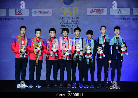 Yogyakarta, Indonesien. 21 Sep, 2019. Goldmedaillenträger Liang Jingkun (3. L)/Lin Gaoyuan (4 L) von China, silber Medaillengewinner Xu Xin (1. L)/Lüfter Zhendong (2 L) von China und Bronze- medaillengewinner Yoshimura Maharu (4. R)/Togami Shunsuke (3. R) von Japan und Lam Siu Hängen (2. R)/Ng Pak Nam Hong Kong China posieren für Fotos bei der Verleihung nach dem Männer Finale zwischen Liang Jingkun/Lin Gaoyuan von China und Xu Xin/Lüfter Zhendong von China verdoppelt auf 2019 Asiatische Tischtennis Meisterschaft in Yogyakarta, Indonesien, Sept. 21, 2019. Credit: Du Yu/Xinhua/Alamy leben Nachrichten Stockfoto