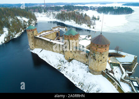 Oberhalb der alten Burg Olavinlinna an einem bewölkten März Tag (Schießen aus einem quadrocopter). Finnland, Savonlinna Stockfoto