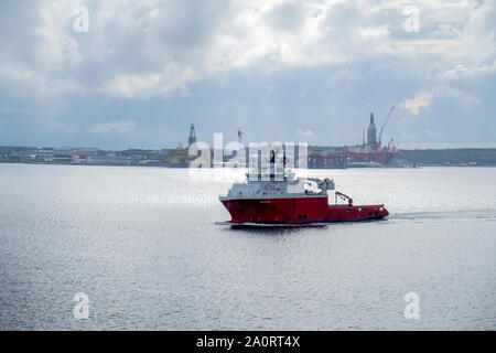 Ölbohrplattformen werden gebaut und gewartet und das eisbrechende Dienstschiff im Hafen von Bergen, Norwegen Stockfoto