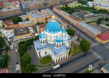 ST. PETERSBURG, Russland - Juli 24, 2019: Luftaufnahme von Trinity Cathedral an einem bewölkten Juli morgen Stockfoto