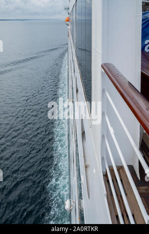 Queen Mary 2 im Hafen in einem verregneten Bergen, Norwegen Stockfoto