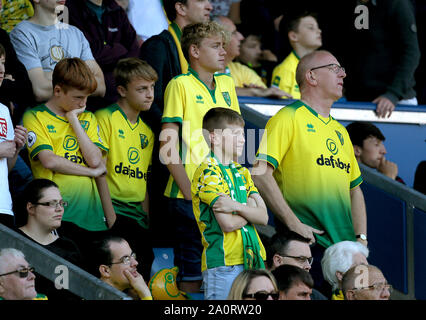 Norwich City Fans sehen in der Standplätze während der Premier League Spiel im Turf Moor, Burnley niedergeschlagen. Stockfoto