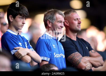 Everton Fans auf den Tribünen während der Premier League Spiel im Goodison Park, Liverpool. Stockfoto