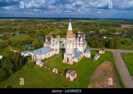 Ansicht der alten Tempelanlage in der Ortschaft Parskoye an einem bewölkten Tag im September (Luftaufnahmen). Region Ivanovo Stockfoto