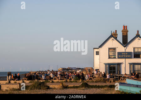 Die alte Neptun Pub, eine der wenigen Kneipen an einem Strand in Whitstable an der Küste von Kent im Spätsommer Stockfoto