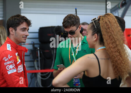 21. September 2019; die Marina Bay Circuit, Marina Bay, Singapore; Formel Eins, qualifizierender Tag; Scuderia Ferrari, Charles Leclerc spricht mit Ella Eyre und Gäste der Credit: Aktion Plus Sport Bilder/Alamy leben Nachrichten Stockfoto