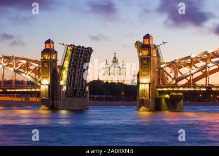 Smolny Kathedrale im Querschnitt der geschiedenen Peter der Große Brücke (Bridge) Bolsheokhtinsky auf einem weißen Nacht. St. Petersburg, Russland Stockfoto