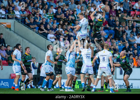 Salford, UK. 21. September 2019; AJ Bell Stadium, Salford, Greater Manchester, England; English Premiership Rugby, Verkauf Haifische gegen Northampton Saints; Alex Coles von Northampton Saints gewinnt einen lineout Credit: Aktion Plus Sport Bilder/Alamy leben Nachrichten Stockfoto