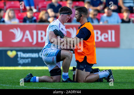 Salford, UK. 21. September 2019; AJ Bell Stadium, Salford, Greater Manchester, England; English Premiership Rugby, Verkauf Haifische gegen Northampton Saints; Ben Curry aus Verkauf Haifische erhält Treatement nach einer Verletzung der Credit: Aktion Plus Sport Bilder/Alamy leben Nachrichten Stockfoto