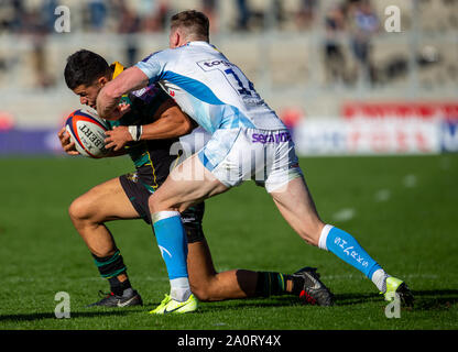 Salford, UK. 21. September 2019; AJ Bell Stadium, Salford, Greater Manchester, England; English Premiership Rugby, Verkauf Haifische gegen Northampton Saints; Denny Solomona von Verkauf Haifische packt Connor Tupai von Northampton Saints Credit: Aktion Plus Sport Bilder/Alamy leben Nachrichten Stockfoto