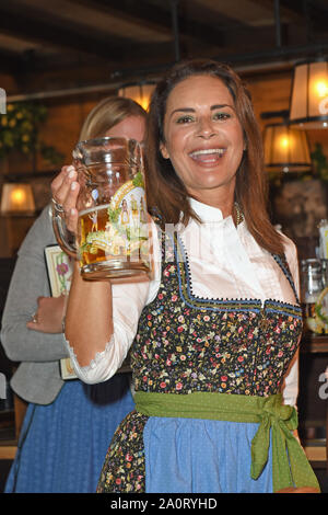 München, Deutschland. 21 Sep, 2019. Beginn des Oktoberfestes. Gitta Saxx feiert im Marstall Festzelt auf dem Oktoberfest. Das größte Volksfest der Welt dauert bis zum 6. Oktober Credit: Ursula Düren Credit: Ursula Düren/dpa/Alamy leben Nachrichten Stockfoto
