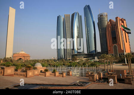 Le Quartier Général d'ADNOC. Les Tours Etihad. Etihad Towers gesehen über den Brunnen des Emirates Palace Hotel. Jumeirah. 2007-2011. Abu Dhabi. Stockfoto