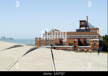 Lissabon, Portugal - September 1, 2019: Museum für Kunst und Technik MAAT in Lissabon. Moderne kreative Architektur Stockfoto