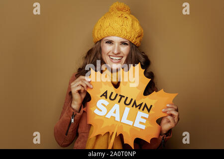 Gerne trendy Frau in gelb Baskenmütze und Schal, Herbst Sale Banner gegen bronze Hintergrund. Stockfoto