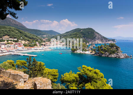Schöne Aussicht auf die malerische kleine Stadt, Parga Stockfoto