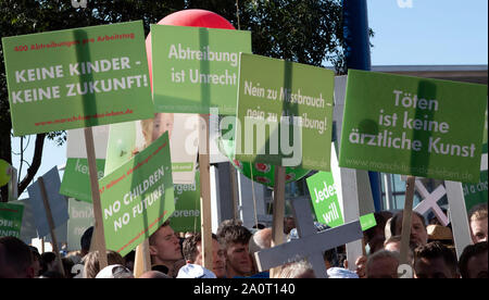 Berlin, Deutschland. 21 Sep, 2019. Die Teilnehmer der sogenannten 'Marsch für das Leben' halten Schilder im Regierungsviertel. Nach Angaben der Veranstalter, der Verband Bundesverband Lebensrecht, der Katholischen Kirche, sowie Aerzte- nahmen an der 'Marsch für das Leben'. Hunderte von Menschen in Berlin-Mitte gegen eine Demonstration von Anti-abtreibungs-Aktivisten. Credit: Paul Zinken/dpa/Alamy leben Nachrichten Stockfoto