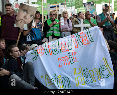 Berlin, Deutschland. 21 Sep, 2019. Gegendemonstranten haben gestoppt, der so 'Marsch für das Leben' mit einem Sit-down-Blockade genannt und ein Banner mit der Aufschrift "Solidarität mit Doktor Hänel' zeigen. Nach Angaben der Veranstalter, der Verband Bundesverband Lebensrecht, der Katholischen Kirche, sowie Aerzte- nahmen an der 'Marsch für das Leben'. Hunderte von Menschen in Berlin-Mitte gegen die Demonstration der Anti-abtreibungs-Aktivisten demonstriert. Credit: Paul Zinken/dpa/Alamy leben Nachrichten Stockfoto