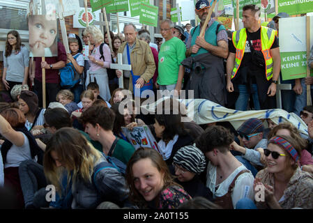 Berlin, Deutschland. 21 Sep, 2019. Gegendemonstranten haben die sogenannte 'March für das Leben gestoppt" mit einem Sit-down-Blockade. Nach Angaben der Veranstalter, der Verband Bundesverband Lebensrecht, der Katholischen Kirche, sowie Aerzte- nahmen an der 'Marsch für das Leben'. Hunderte von Menschen in Berlin-Mitte gegen die Demonstration der Anti-abtreibungs-Aktivisten demonstriert. Credit: Paul Zinken/dpa/Alamy leben Nachrichten Stockfoto