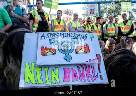 Berlin, Deutschland. 21 Sep, 2019. Gegendemonstranten haben gestoppt, der so 'Marsch für das Leben' mit einem Sit-down-Blockade genannt und zeigen ein Schild mit der Aufschrift 'Antifeminism Nein Danke! Nach Angaben der Veranstalter, der Verband Bundesverband Lebensrecht, der Katholischen Kirche, sowie Aerzte- nahmen an der 'Marsch für das Leben'. Hunderte von Menschen in Berlin-Mitte gegen die Demonstration der Anti-abtreibungs-Aktivisten demonstriert. Credit: Paul Zinken/dpa/Alamy leben Nachrichten Stockfoto