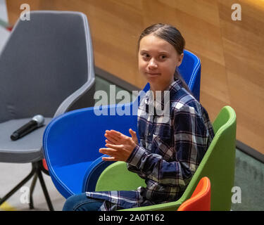 New York, USA, 21. September 2019. Schwedische Umweltaktivist Greta Thunberg begrüßt zu Beginn der Jugend Klimagipfel am UN-Hauptsitz in New York City. Credit: Enrique Ufer/Alamy leben Nachrichten Stockfoto