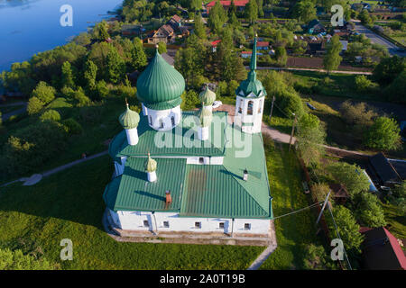 Kirche der Geburt Johannes des Täufers close-up an einem sonnigen Tag (geschossen von einem quadrocopter). Staraja Ladoga, Russland Stockfoto