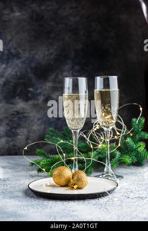 Weihnachten und neues Jahr Feier mit Champagner. Neues Jahr Urlaub dekorierten Tisch. Zwei Sektgläser. Urlaub Dekorationen. Kopieren Sie Platz. Stockfoto