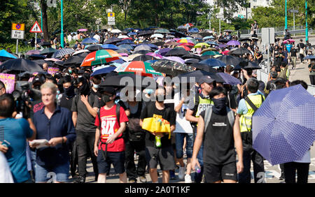 Tuen Mun, Hong Kong. 22 Sep, 2019. Pro Demokratie Demonstration und März durch Tuen Mun in Hongkong. Demonstranten protestieren gegen Belästigung durch Teile der pro Peking Gemeinschaft. Die weitgehend friedlichen März hatte mehrere gewaltsame Zwischenfälle mit der Polizei mit Tränengas. Mehrere Verhaftungen wurden vorgenommen. Credit: Iain Masterton/Alamy leben Nachrichten Stockfoto