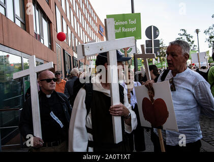 Berlin, Deutschland. 21 Sep, 2019. Die Teilnehmer der sogenannten 'March für Poster Leben" halten und hölzerne Kreuze im Regierungsviertel. Nach Angaben der Veranstalter, der Verband Bundesverband Lebensrecht, der Katholischen Kirche, sowie Aerzte- nahmen an der 'Marsch für das Leben'. Hunderte von Menschen in Berlin-Mitte gegen eine Demonstration von Anti-abtreibungs-Aktivisten. Credit: Paul Zinken/dpa/Alamy leben Nachrichten Stockfoto