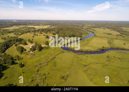 Ein Blick von der Höhe des Trigorskoye Immobilien und dem Tal des Flusses Sorot auf einem sonnigen Juni morgen (Aufnahmen aus quadrocopter). Puschkin Mou Stockfoto