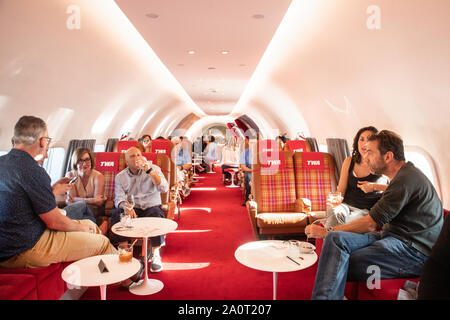 NEW YORK CITY - September 20, 2019; Innenansicht die Lockheed Constellation Connie Cocktailbar mit Menschen trinken an historischen TWA Hotels in Queens Stockfoto