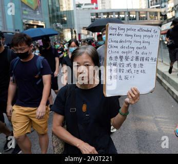 Tuen Mun, Hong Kong. 22 Sep, 2019. Pro Demokratie Demonstration und März durch Tuen Mun in Hongkong. Demonstranten protestieren gegen Belästigung durch Teile der pro Peking Gemeinschaft. Die weitgehend friedlichen März hatte mehrere gewaltsame Zwischenfälle mit der Polizei mit Tränengas. Mehrere Verhaftungen wurden vorgenommen. Abgebildet; Quelle: Iain Masterton/Alamy leben Nachrichten Stockfoto