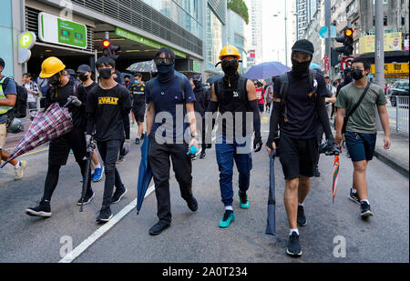 Tuen Mun, Hong Kong. 22 Sep, 2019. Pro Demokratie Demonstration und März durch Tuen Mun in Hongkong. Demonstranten protestieren gegen Belästigung durch Teile der pro Peking Gemeinschaft. Die weitgehend friedlichen März hatte mehrere gewaltsame Zwischenfälle mit der Polizei mit Tränengas. Mehrere Verhaftungen wurden vorgenommen. Abgebildet; Schwarz gekleidete Führer. Credit: Iain Masterton/Alamy leben Nachrichten Stockfoto