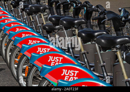 Dublin, Irland - September 2019. Dublin City Bike Fahrradverleih für Ausflüge, Reihe der Fahrräder in Stand zu mieten. Einfach Essen dublinbikes Stockfoto