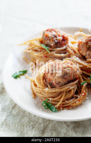 Original italienische Spaghetti mit Fleischbällchen in Tomatensauce Stockfoto
