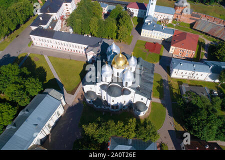 Die Aussicht von der Höhe der St. Sophia Kathedrale an einem sonnigen Juni Nachmittag (Luftaufnahmen). In Weliki Nowgorod, Russland Stockfoto