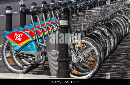 Dublin City Bike Fahrradverleih für Ausflüge, Reihe der Fahrräder in Stand zu mieten. Einfach Essen dublinbikes. Dublin, Irland, September 2019 Stockfoto