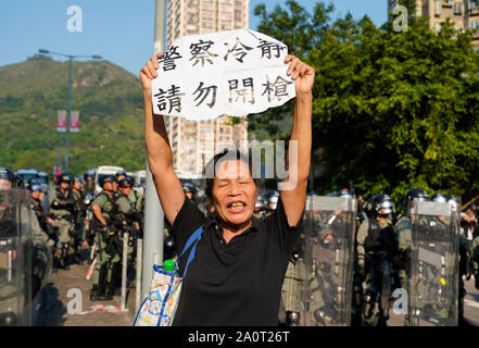 Tuen Mun, Hong Kong. 22 Sep, 2019. Pro Demokratie Demonstration und März durch Tuen Mun in Hongkong. Demonstranten protestieren gegen Belästigung durch Teile der pro Peking Gemeinschaft. Die weitgehend friedlichen März hatte mehrere gewaltsame Zwischenfälle mit der Polizei mit Tränengas. Mehrere Verhaftungen wurden vorgenommen. Credit: Iain Masterton/Alamy leben Nachrichten Stockfoto