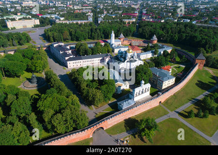 Der Kreml von Weliki Nowgorod im Stadtbild an einem sonnigen Sommertag (geschossen von einem quadcopter). Russland Stockfoto