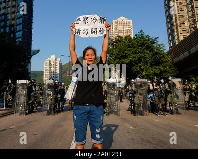 Tuen Mun, Hong Kong. 22 Sep, 2019. Pro Demokratie Demonstration und März durch Tuen Mun in Hongkong. Demonstranten protestieren gegen Belästigung durch Teile der pro Peking Gemeinschaft. Die weitgehend friedlichen März hatte mehrere gewaltsame Zwischenfälle mit der Polizei mit Tränengas. Mehrere Verhaftungen wurden vorgenommen. Credit: Iain Masterton/Alamy leben Nachrichten Stockfoto