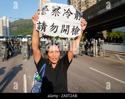 Tuen Mun, Hong Kong. 22 Sep, 2019. Pro Demokratie Demonstration und März durch Tuen Mun in Hongkong. Demonstranten protestieren gegen Belästigung durch Teile der pro Peking Gemeinschaft. Die weitgehend friedlichen März hatte mehrere gewaltsame Zwischenfälle mit der Polizei mit Tränengas. Mehrere Verhaftungen wurden vorgenommen. Credit: Iain Masterton/Alamy leben Nachrichten Stockfoto