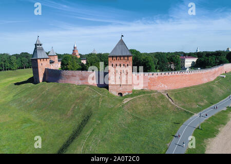 Türme des Kreml von Weliki Nowgorod an einem sonnigen Juni Tag (luftbildaufnahmen). Russland Stockfoto