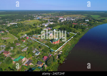 Blick von der Höhe auf dem Alten Ladoga heilig und Uspensky maiden Kloster im sonnigen Juli Nachmittag. Alte Ladoga, Russland Stockfoto