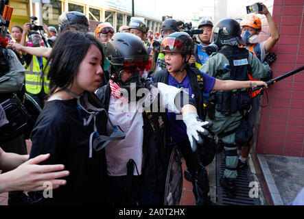 Tuen Mun, Hong Kong. 22 Sep, 2019. Pro Demokratie Demonstration und März durch Tuen Mun in Hongkong. Demonstranten protestieren gegen Belästigung durch Teile der pro Peking Gemeinschaft. Die weitgehend friedlichen März hatte mehrere gewaltsame Zwischenfälle mit der Polizei mit Tränengas. Mehrere Verhaftungen wurden vorgenommen. Abgebildet; Anhalten der weiblichen Demonstrant. Credit: Iain Masterton/Alamy leben Nachrichten Stockfoto